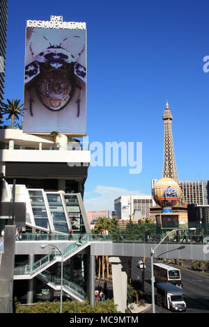 Der Nachbildung des Eiffelturms befinden und die Montgolfier Ballon des Paris Las Vegas Hotel & Casino wie aus über dem Las Vegas Boulevard, NV, USA Stockfoto