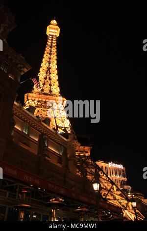 Nacht Blick auf den beleuchteten Eiffelturm Replikat, das Gebäude des Paris Las Vegas Hotel and Casino, Las Vegas, NV, USA Stockfoto