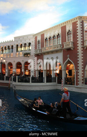 Innenansicht des Stadtbildes Replik von Venedig mit einem künstlichen Kanal Inside The Venetian Resort Hotel Casino, Las Vegas, NV, USA Stockfoto