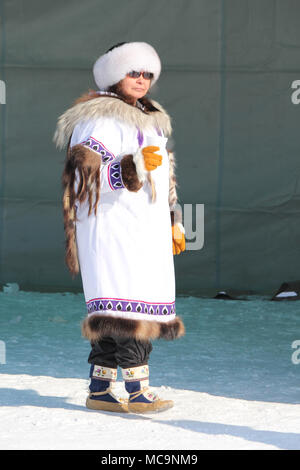 Indigene Frau in traditionellen Parka auf der Muskrat Jamboree (gehalten jeden März) in Inuvik, Northwest Territories, Kanada. Stockfoto