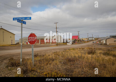 Straßenschilder und Hauptstraße (Beaufort Drive) im Küstenort Inuvialuit von Tuktoyaktuk, Nordwest-Territorien, Kanadas Arktis. Stockfoto