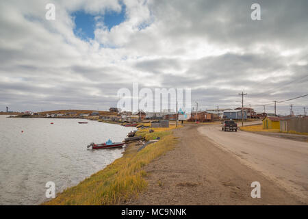 Tuktoyaktuk im Herbst entlang der erodierenden Küste des Arktischen Ozeans, Nordwest-Territorien, Kanada, wo Meereis mit alarmierender Geschwindigkeit schmilzt. Stockfoto