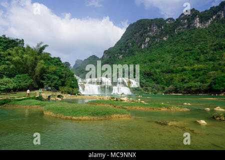 Ban Gioc Wasserfall (Vietnam name) oder Detian Wasserfall (chinesischer Name) Wasserfall ist der größte Wasserfall in Vietnam. Stockfoto