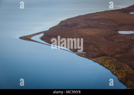 Luftaufnahme der arktischen Tundra und des Sees im Herbst, nahe dem Arktischen Ozean, außerhalb von Tuktoyaktuk, Nordwest-Territorien, Kanada. Stockfoto