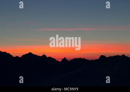 Silhouette von Schneespitzen während arktischen Winter Sonnenuntergang in Tuktoyaktuk, Northwest Territories, Kanada. Stockfoto