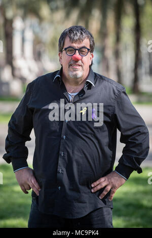 Jordi Pesarrodona, ein Clown und Schauspieler mit einem Verbrechen aus Hass und ernsten Widerstand bei den Behörden in Rechnung gestellt. Stockfoto