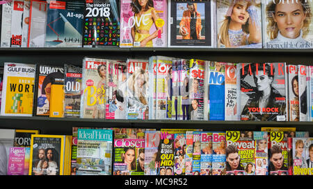 Magazin abgelegt auf einem Regal im Magazin speichern Stockfoto