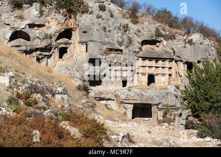 Felsengräber in der antiken Stadt Tlos in Fethiye in der Türkei. Stockfoto