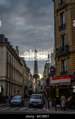 Paris, Frankreich, Straßenszene mit Eiffelturm. Le Recrutement Café, Boulevard de la Tour, Maubourg. Starker Abendhimmel Stockfoto