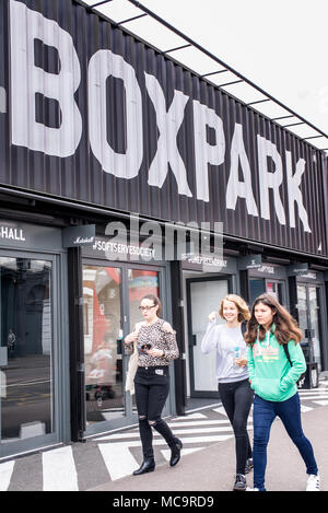 London, England - September 2016: Menschen zu Fuß an der BOXPARK, ein cooles Pop up shopping Veranstaltungsort mit mehreren indie Geschäfte und Bars in Shoreditch, London, Stockfoto