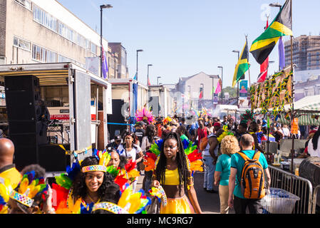 Hackney, London, Großbritannien - 11 September 2016. Menschen zu Fuß rund um den Imbissständen und Sound Systeme während der hackney Karneval 2016 in Ridley Road. Stockfoto