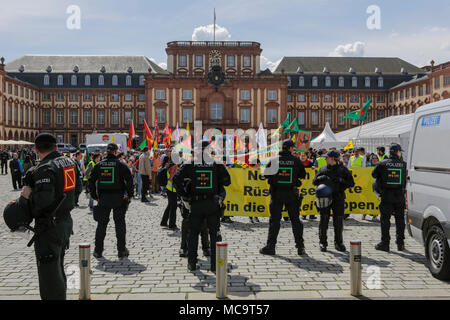 Mannheim, Deutschland. 14 Apr, 2018. Eine große Anzahl von Polizisten begleitet den Protestmarsch. Kurden und Deutschen Unterstützer marschierten durch Mannheim gegen die anhaltende Besetzung der syrischen Stadt Afrin, die von der Kurdischen Bevölkerung Schutz (YPG) gesteuert wurde, bevor es von der türkischen Armee erobert haben zu protestieren. Sie protestierten auch gegen die deutsche Beteiligung über Waffenexporte in die Türkei. Quelle: Michael Debets/Pacific Press/Alamy leben Nachrichten Stockfoto