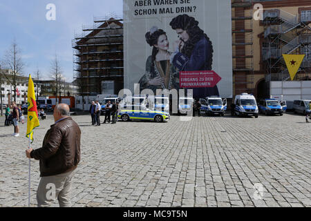 Mannheim, Deutschland. 14 Apr, 2018. Eine große Anzahl von Polizisten sind rund um den Protest. Kurden und Deutschen Unterstützer marschierten durch Mannheim gegen die anhaltende Besetzung der syrischen Stadt Afrin, die von der Kurdischen Bevölkerung Schutz (YPG) gesteuert wurde, bevor es von der türkischen Armee erobert haben zu protestieren. Sie protestierten auch gegen die deutsche Beteiligung über Waffenexporte in die Türkei. Quelle: Michael Debets/Pacific Press/Alamy leben Nachrichten Stockfoto