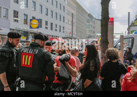 Mannheim, Deutschland. 14 Apr, 2018. Ein Passant hat seine Identität von der Polizei überprüft. Kurden und Deutschen Unterstützer marschierten durch Mannheim gegen die anhaltende Besetzung der syrischen Stadt Afrin, die von der Kurdischen Bevölkerung Schutz (YPG) gesteuert wurde, bevor es von der türkischen Armee erobert haben zu protestieren. Sie protestierten auch gegen die deutsche Beteiligung über Waffenexporte in die Türkei. Quelle: Michael Debets/Pacific Press/Alamy leben Nachrichten Stockfoto