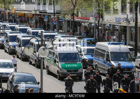 Mannheim, Deutschland. 14 Apr, 2018. Eine große Anzahl von Polizei Transporter folgen Sie den Protestmarsch. Kurden und Deutschen Unterstützer marschierten durch Mannheim gegen die anhaltende Besetzung der syrischen Stadt Afrin, die von der Kurdischen Bevölkerung Schutz (YPG) gesteuert wurde, bevor es von der türkischen Armee erobert haben zu protestieren. Sie protestierten auch gegen die deutsche Beteiligung über Waffenexporte in die Türkei. Quelle: Michael Debets/Pacific Press/Alamy leben Nachrichten Stockfoto