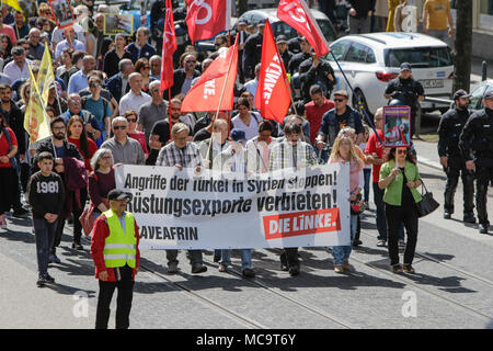 Mannheim, Deutschland. 14 Apr, 2018. Die Demonstranten tragen ein Banner von der Partei Die Linke (Die Linke), liest die Angriffe der Türkei über Syrien - Verbot von Waffenexporten" sterben. Kurden und Deutschen Unterstützer marschierten durch Mannheim gegen die anhaltende Besetzung der syrischen Stadt Afrin, die von der Kurdischen Bevölkerung Schutz (YPG) gesteuert wurde, bevor es von der türkischen Armee erobert haben zu protestieren. Sie protestierten auch gegen die deutsche Beteiligung über Waffenexporte in die Türkei. Quelle: Michael Debets/Pacific Press/Alamy leben Nachrichten Stockfoto