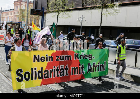 Mannheim, Deutschland. 14 Apr, 2018. Die Demonstranten tragen ein Transparent mit der Aufschrift 'Nein zum Krieg - Solidarität mit Afrin!'. Kurden und Deutschen Unterstützer marschierten durch Mannheim gegen die anhaltende Besetzung der syrischen Stadt Afrin, die von der Kurdischen Bevölkerung Schutz (YPG) gesteuert wurde, bevor es von der türkischen Armee erobert haben zu protestieren. Sie protestierten auch gegen die deutsche Beteiligung über Waffenexporte in die Türkei. Quelle: Michael Debets/Pacific Press/Alamy leben Nachrichten Stockfoto