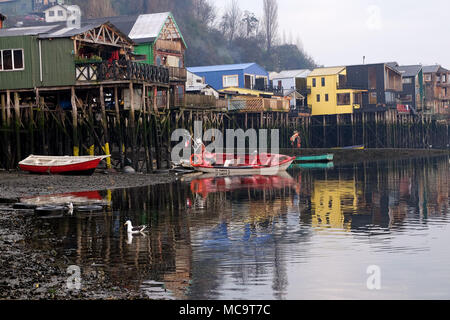 Bunte palafito Häuser in der Nähe des Meeres in Castro, Chiloé Insel in Chile. Stockfoto
