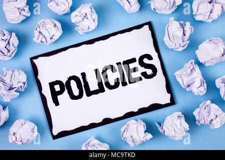 Wort Schreiben von Text. Business Konzept für Unternehmen oder staatlichen Vorschriften Vorschriften Standards geschrieben Weiß Haftnotiz Papier der Pap Stockfoto