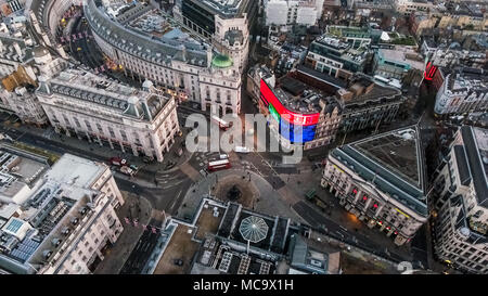Londons ikonischen Square Piccadilly Circus Luftaufnahme Wahrzeichen Road Kreuzung Piccadilly Lichter feat. Londoner Straßen in England Vereinigtes Königreich Großbritannien Stockfoto