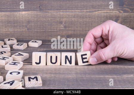 Juni. Holz- Buchstaben auf dem Schreibtisch Stockfoto