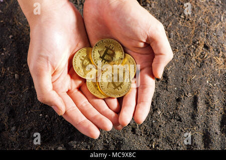 Im Herzen Bitcoin geformte Hand, elektronische virtuelles Geld für Internet Banking und das internationale Netzwerk der Zahlung. Stockfoto