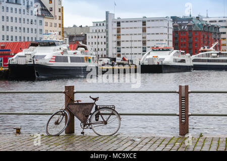 Altes Fahrrad am Ufer in Bergen Hafen geparkt, Norwegen Stockfoto