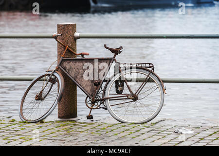 Alte verrostete Fahrrad ist am Ufer Hafen in Bergen, Norwegen Stockfoto