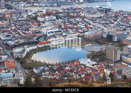 Stadtbild mit Lille Lungegardsvannet - Kleine achteckige See in der Stadt Bergen in Hordaland County, Norwegen. Luftaufnahme Stockfoto
