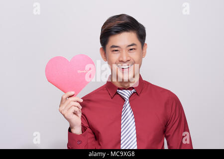Stattliche asiatischer Mann mit einem Karton Papier Herzen Stockfoto