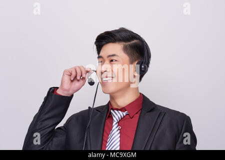 Jungen asiatischen Mann in Anzug Tragen eines Headsets Stockfoto