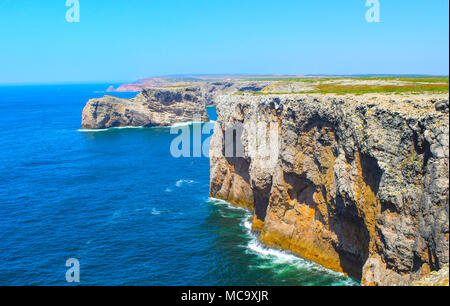 Blick auf die berühmten Klippen von Moher und wilden Atlantik, portugiesische Küste in der Nähe von Kap St. Vincent in Portugal auf einem sonnigen und klaren Tag mit dem b Stockfoto