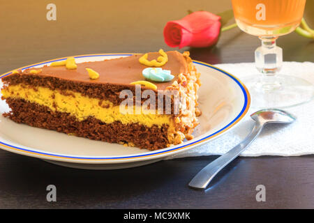 Leckere Schokolade Kuchen mit Eistee Glas- oder Orangensaft auf Tisch verschwommenen Hintergrund. Stockfoto
