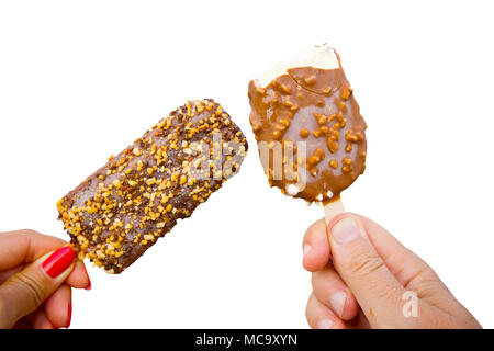 Eis mit Schokolade und Mandeln auf weißem Hintergrund abgedeckt. Stockfoto