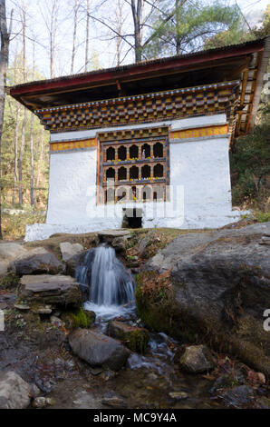 Angetriebene Gebetsmühle, Tiger Nest, in der Nähe von Paro, Bhutan Stockfoto