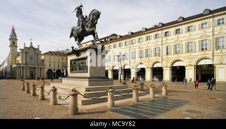 Denkmal für Emanuele Filiberto, Piazza San Carlo, Turin, Itay mit der Chiesa di San Carlo Borromeo im Hintergrund. Stockfoto