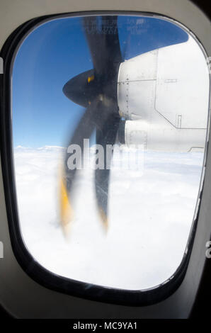 Flugzeug Propeller durch Fenster über Bhutan Stockfoto