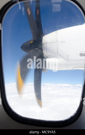 Flugzeug Propeller durch Fenster über Bhutan Stockfoto