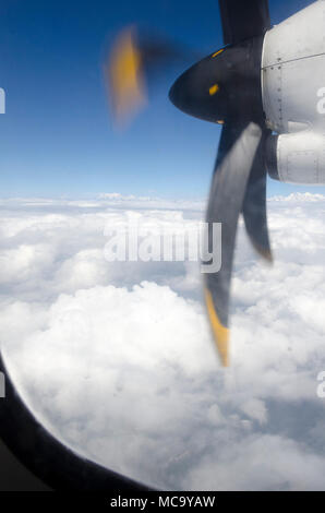 Flugzeug Propeller durch Fenster über Bhutan Stockfoto