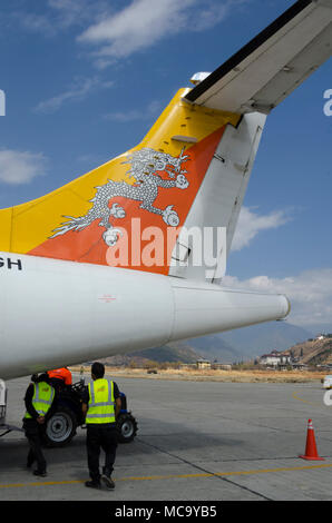 Schwanz von Bhutan Airways ATR 42 am Flughafen Paro, Bhutan Stockfoto