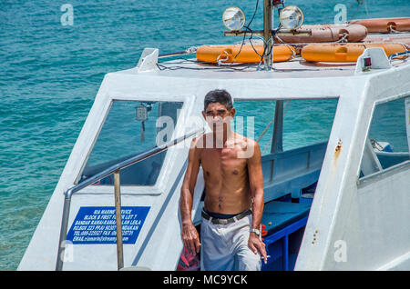 SELINGAN, MALAYSIA - 08.Mai: Ein unbekannter Mann auf seinem Boot touristische auf Selingan iskand zu transportieren, Malaysia am Mai.08, 2013. Stockfoto