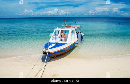 SELINGAN, MALAYSIA - 08.Mai: Ein unbekannter Mann auf seinem Boot touristische auf Selingan iskand zu transportieren, Malaysia am Mai.08, 2013. Stockfoto