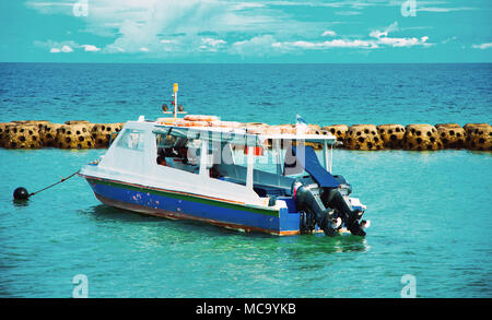 Boote auf Selingan Island Stockfoto