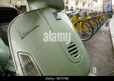 Grüne Vespa Piaggio Motorroller, Turin, Italien. Stockfoto