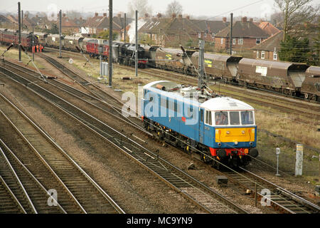 Erhalten der British Rail Class86 E-Lok 86259 "Les Ross' am Holgate Abstellgleise, York, UK mit Dampf Charter Service hinter sich. Stockfoto