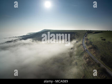 Firle, East Sussex. 14. April 2018. Die South Downs ergeben sich aus tief liegenden Morgennebel über den niedrigen Weald auf einem hellen Frühling Morgen. © CAP/Alamy leben Nachrichten Stockfoto