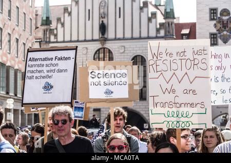 München, Bayern, Deutschland. 14 Apr, 2018. Am 14. April 2018, München Die zweite März für Wissenschaft, die mit dem Ereignis Anfang am Königsplatz und endet am berühmten Marienplatz entfernt. Credit: ZUMA Press, Inc./Alamy leben Nachrichten Stockfoto