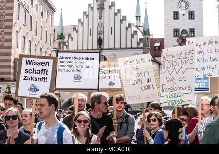 München, Bayern, Deutschland. 14 Apr, 2018. Am 14. April 2018, München Die zweite März für Wissenschaft, die mit dem Ereignis Anfang am Königsplatz und endet am berühmten Marienplatz entfernt. Credit: ZUMA Press, Inc./Alamy leben Nachrichten Stockfoto