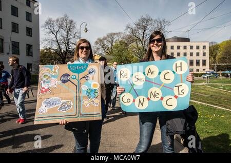 München, Bayern, Deutschland. 14 Apr, 2018. Am 14. April 2018, München Die zweite März für Wissenschaft, die mit dem Ereignis Anfang am Königsplatz und endet am berühmten Marienplatz entfernt. Credit: ZUMA Press, Inc./Alamy leben Nachrichten Stockfoto