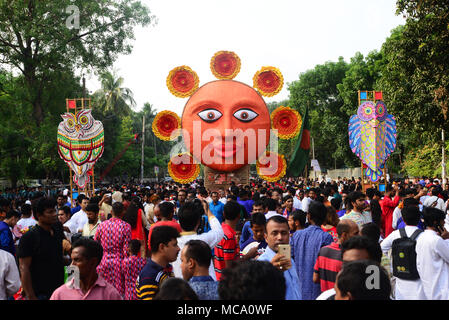 Dhaka, Bangladesch, 14. April 2018. Bangladeshi Menschen beteiligen sich an einer Parade der erste Tag der Bangla neues Jahr oder 'Pahela Baisshakh', in Dhaka, Bangladesch zu Feiern, am 14. April 2018. Tausende von Menschen in Bangladesch am Samstag feierte Bangla Neues Jahr 1425 mit Messen, Konzerte und Rallyes. Credit: Mamunur Rashid/Alamy leben Nachrichten Stockfoto